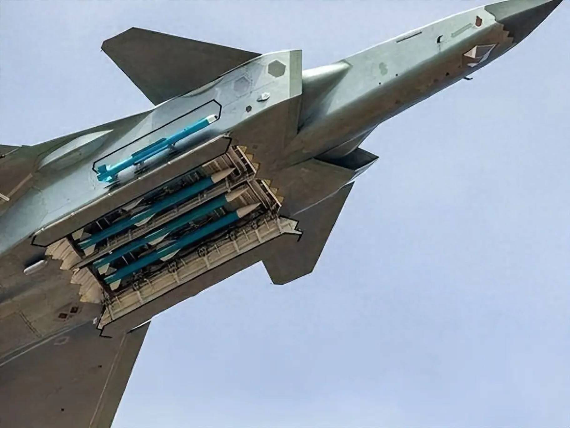 300公里極限打擊！解放軍霹靂-16震撼亮相，殲-20戰(zhàn)機火力大幅增強