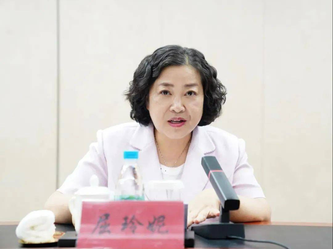 屈玲妮，被查