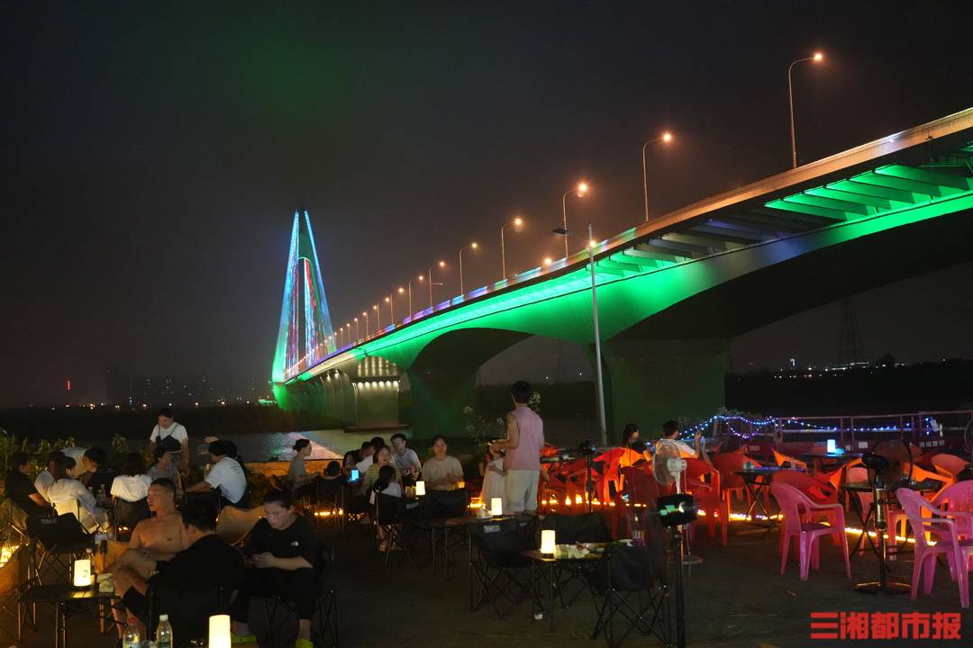 露天客廳，煙火長(zhǎng)卷：湘江“橋”下見(jiàn)長(zhǎng)沙真性情