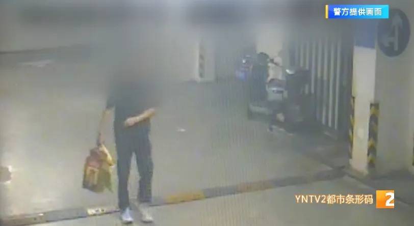 凌晨怪事！男子提著茅臺(tái)袋子在車庫，翻垃圾桶竟為了.....