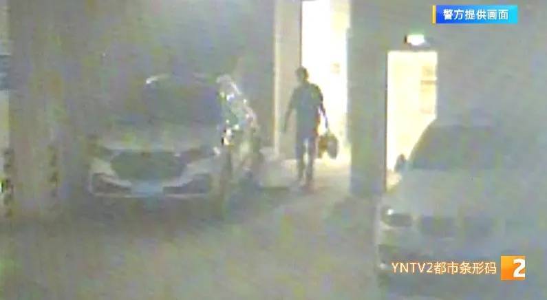 凌晨怪事！男子提著茅臺(tái)袋子在車庫，翻垃圾桶竟為了.....