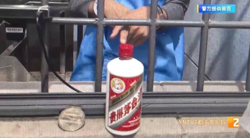 凌晨怪事！男子提著茅臺(tái)袋子在車庫，翻垃圾桶竟為了.....