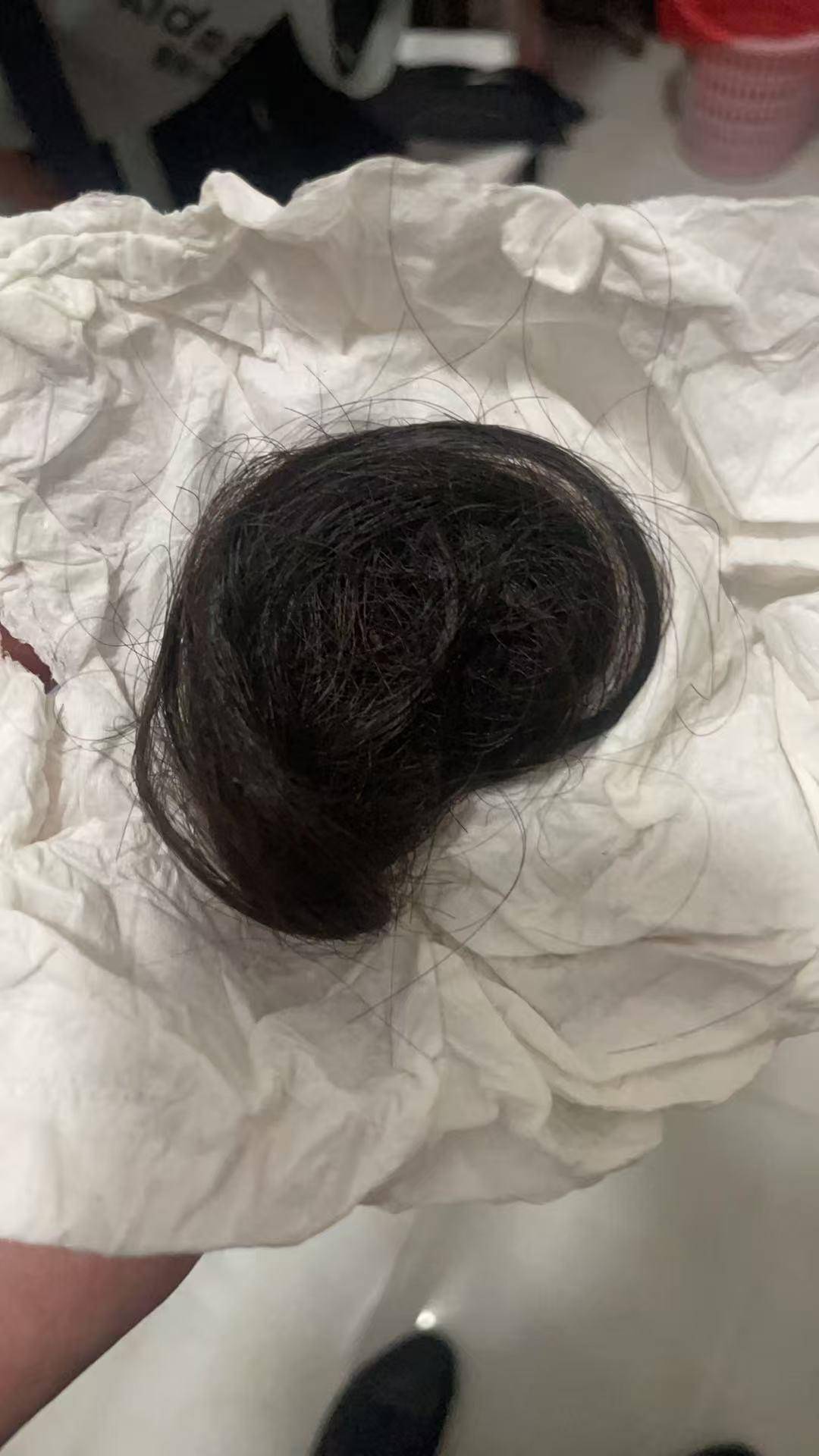 “女子帶娃回娘家一家三口被害”案件今日開庭，丈夫：會帶著妻子被砍斷的頭發(fā)去聽審
