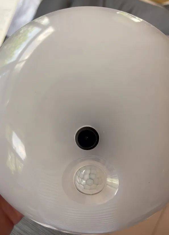 女租客在停電后發(fā)現(xiàn)偽裝成燈泡的隱蔽攝像頭，房東希望退租，并愿退還剩余三個月的租金，警方立案調(diào)查