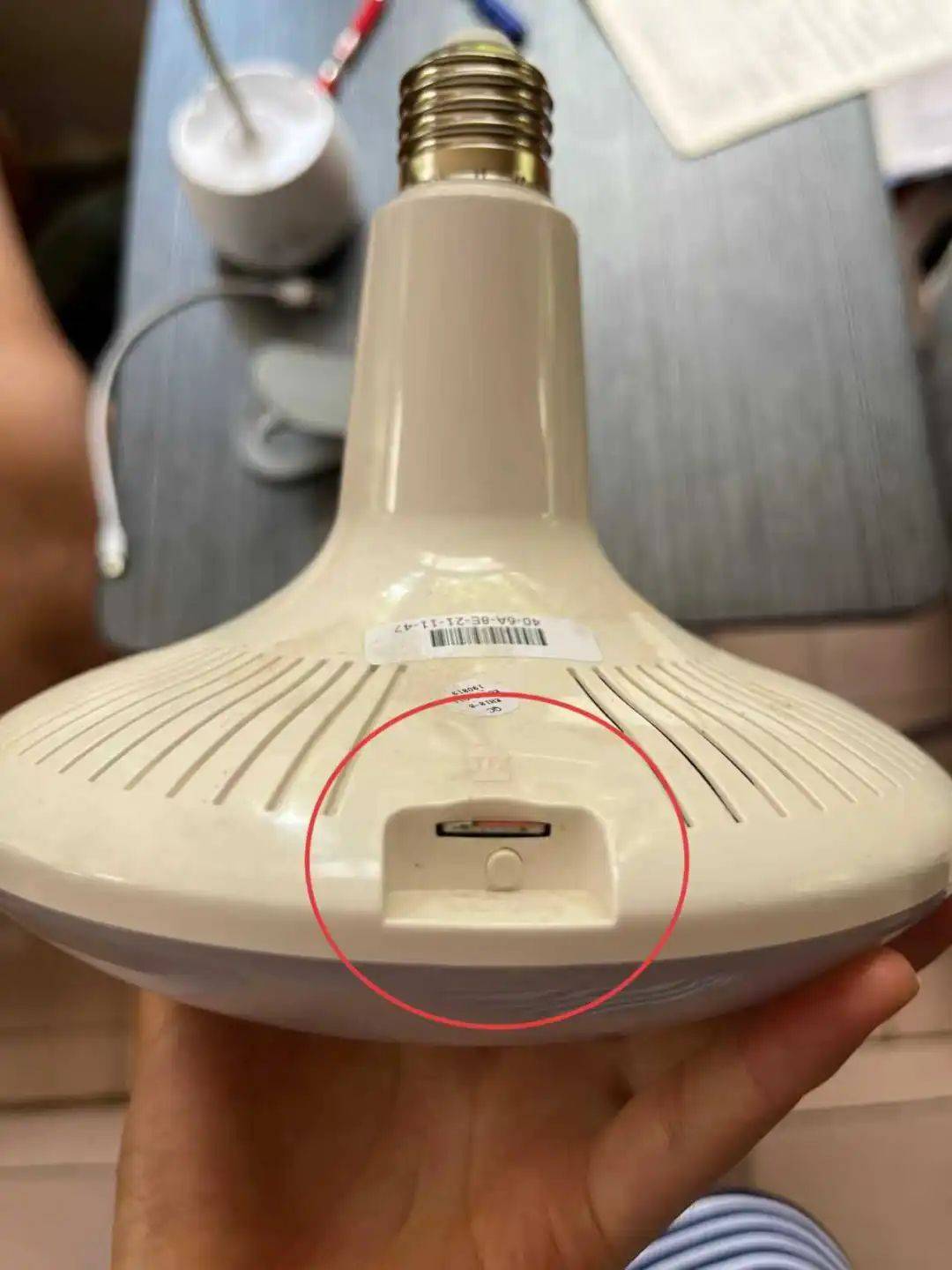 女租客在停電后發(fā)現(xiàn)偽裝成燈泡的隱蔽攝像頭，房東希望退租，并愿退還剩余三個月的租金，警方立案調(diào)查
