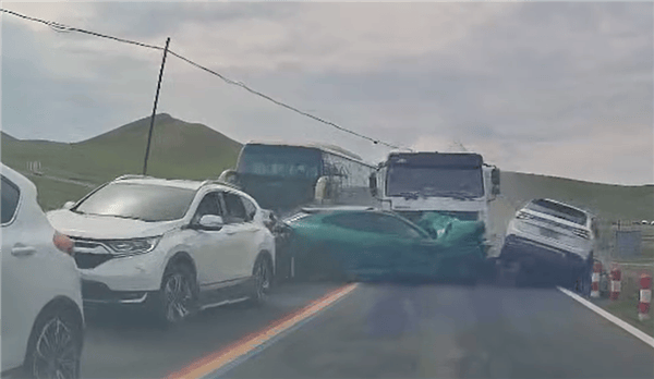 水泥罐車疑失控連撞對向多車，小米YU7被正面撞擊受損嚴(yán)重，車主拍下現(xiàn)場：小米保了我的命