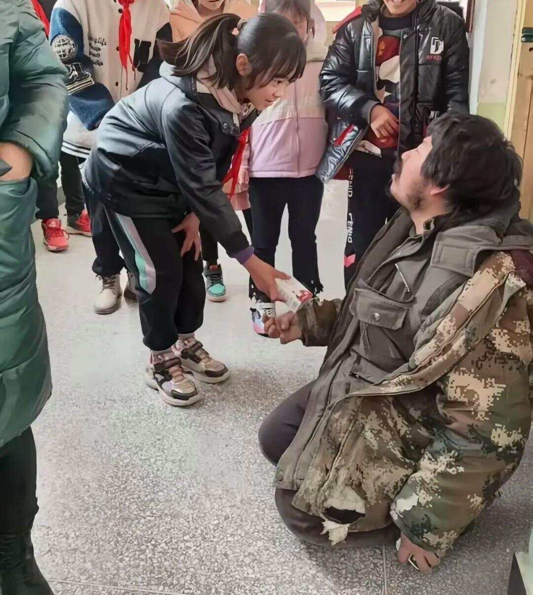 遺憾！受拾荒者資助感動全網(wǎng)女孩意外去世，此前兩人相見淚流滿面感動全網(wǎng)
