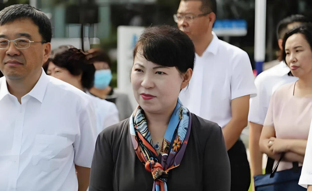 “換裝主席”王莉霞的墮落：從光鮮人設到腐敗深淵