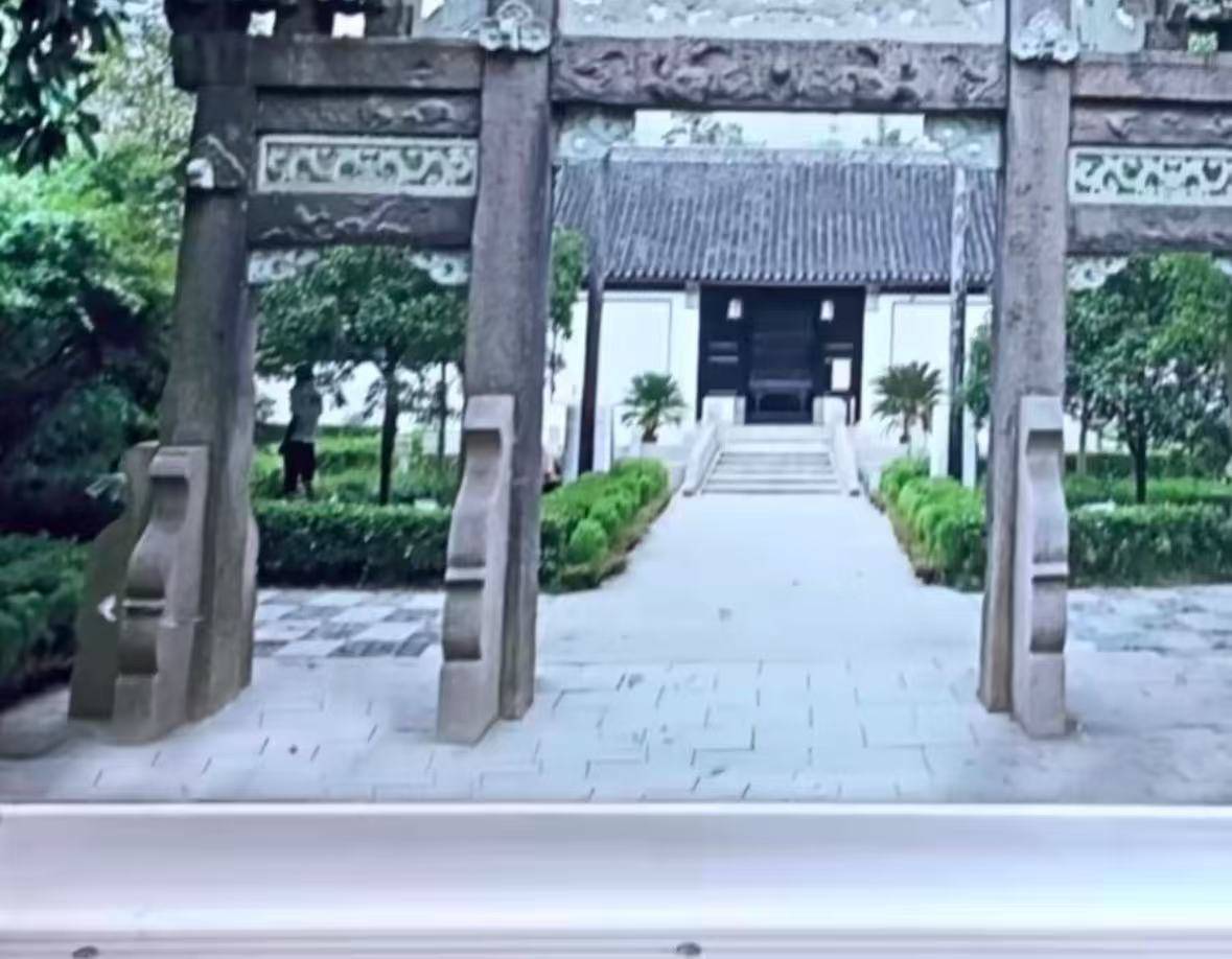 無(wú)錫地鐵回應(yīng)車(chē)內(nèi)宣傳圖含“不雅畫(huà)面”：男子手上拿著水瓶并非小便，為避免誤會(huì)將更換