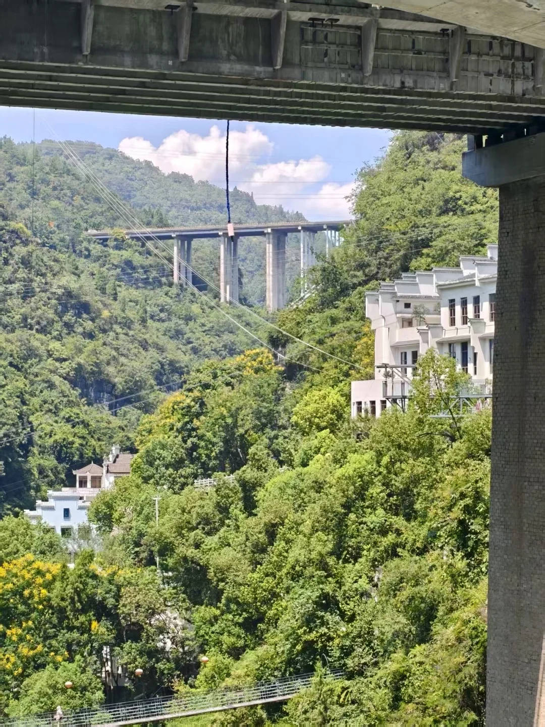 湖北宜昌一景區(qū)蹦極繩疑斷開游客墜入水中，目擊者稱看到水里有血跡，當地：無生命危險