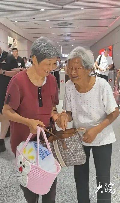 “安徽108歲母親車(chē)站接78歲女兒”被疑造假，多方回應(yīng)