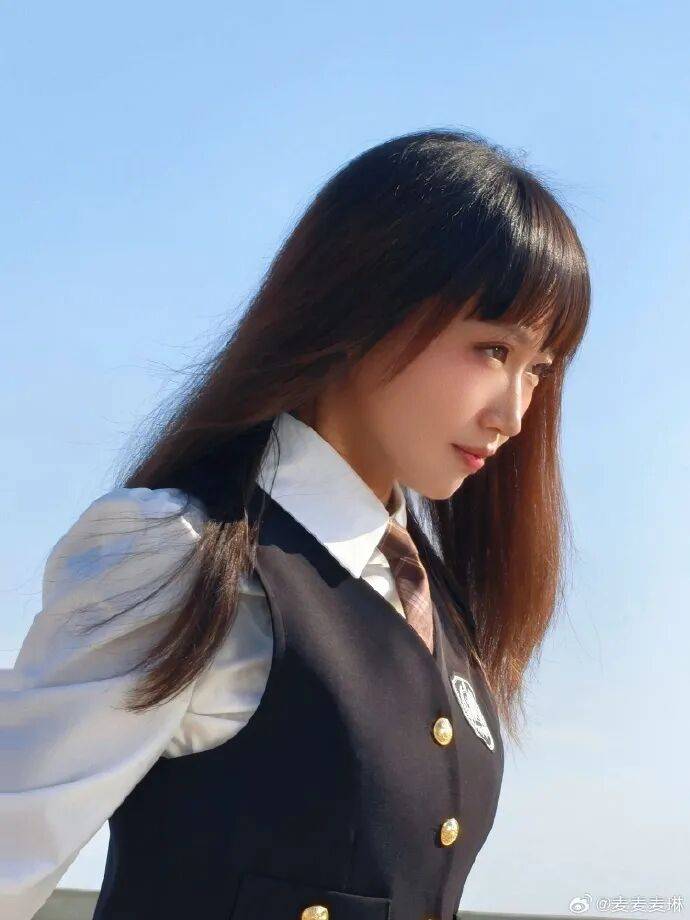 麥琳嘗試制服短裙風(fēng)格，被評“變化超大”：美得不敢認(rèn)