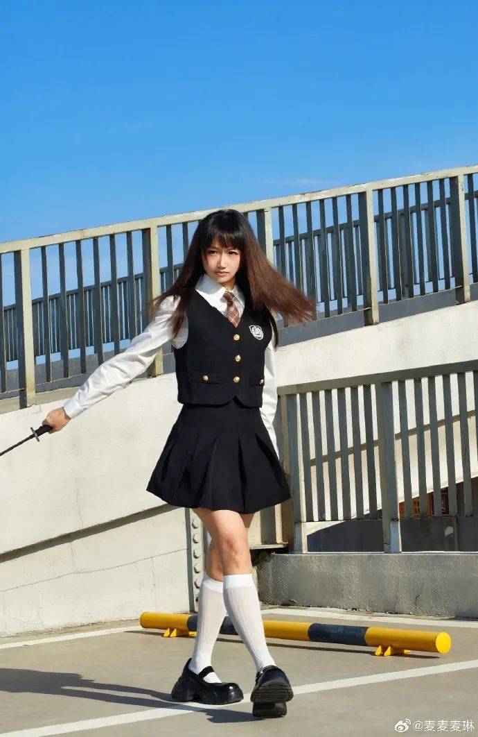麥琳嘗試制服短裙風(fēng)格，被評“變化超大”：美得不敢認(rèn)