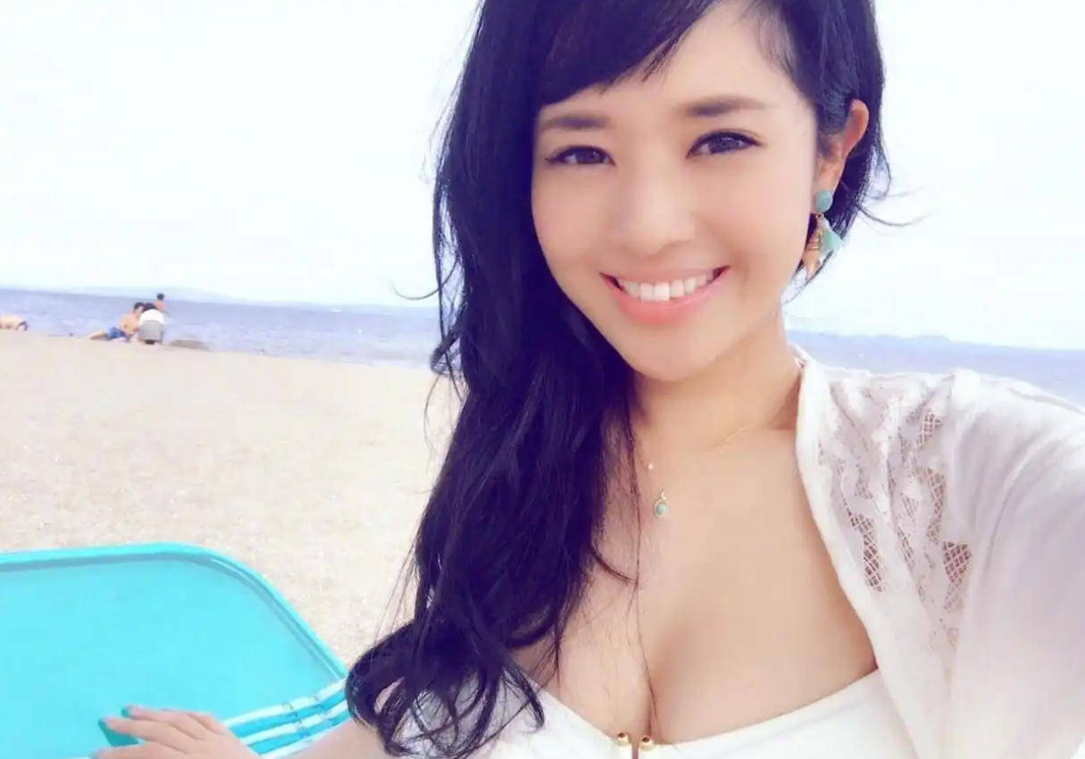 44歲蒼井空驚艷亮相香港娛樂(lè)場(chǎng)所開幕式，超深V禮服盡顯魅力