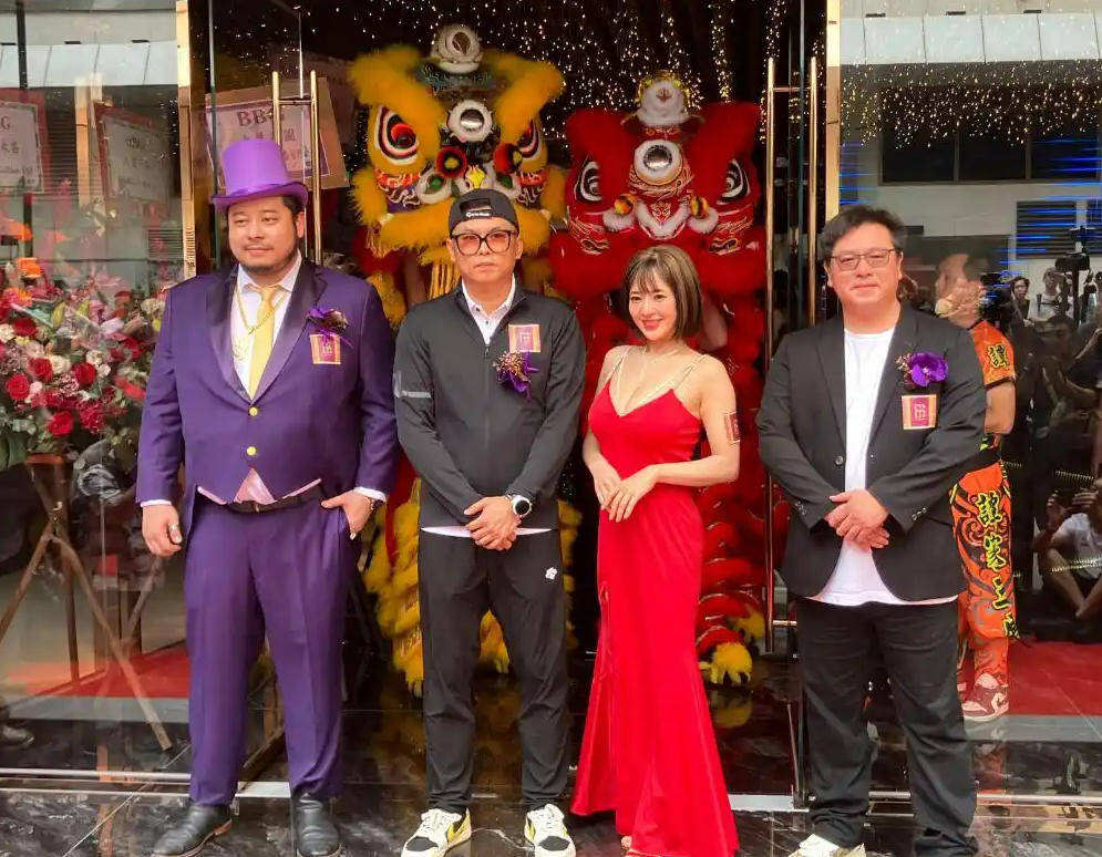 44歲蒼井空驚艷亮相香港娛樂(lè)場(chǎng)所開幕式，超深V禮服盡顯魅力