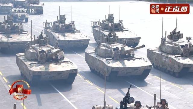 新坦克亮相九三閱兵，拋棄“甲彈對抗”，“信火一體”才是未來？