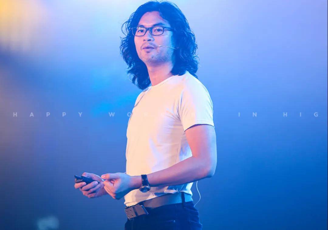 一年凈賺5億！佛山兄妹干出行業(yè)第一股，市值超300億