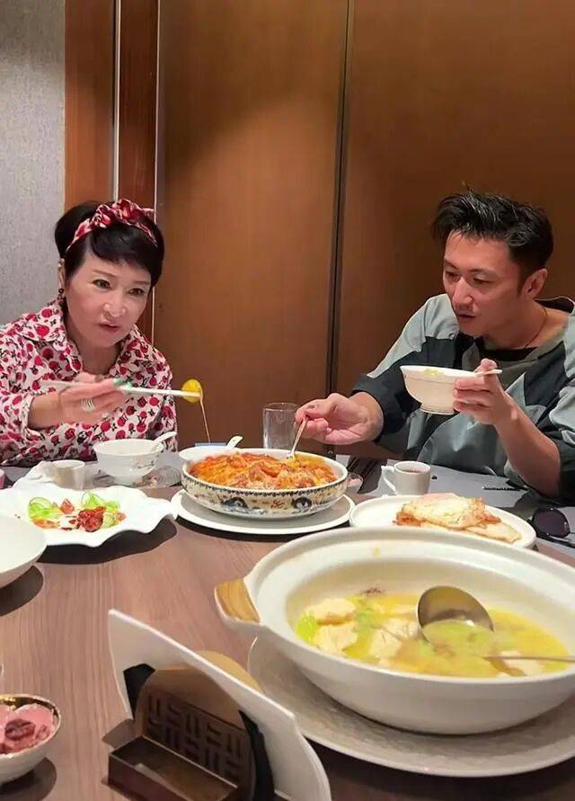 考古|89歲謝賢現(xiàn)身依舊時(shí)髦！與小49歲女友分手后開(kāi)搞事業(yè)，疑已交代后事的他太瀟灑