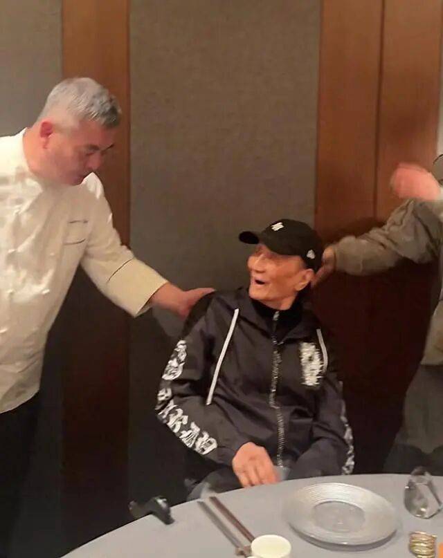 考古|89歲謝賢現(xiàn)身依舊時(shí)髦！與小49歲女友分手后開(kāi)搞事業(yè)，疑已交代后事的他太瀟灑