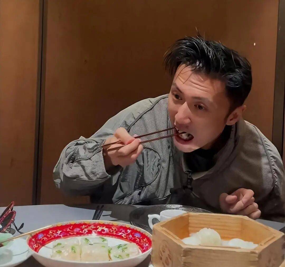 考古|89歲謝賢現(xiàn)身依舊時(shí)髦！與小49歲女友分手后開(kāi)搞事業(yè)，疑已交代后事的他太瀟灑