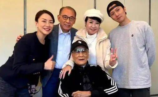 考古|89歲謝賢現(xiàn)身依舊時(shí)髦！與小49歲女友分手后開(kāi)搞事業(yè)，疑已交代后事的他太瀟灑