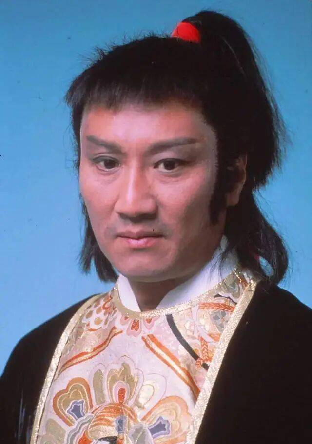 考古|89歲謝賢現(xiàn)身依舊時(shí)髦！與小49歲女友分手后開(kāi)搞事業(yè)，疑已交代后事的他太瀟灑