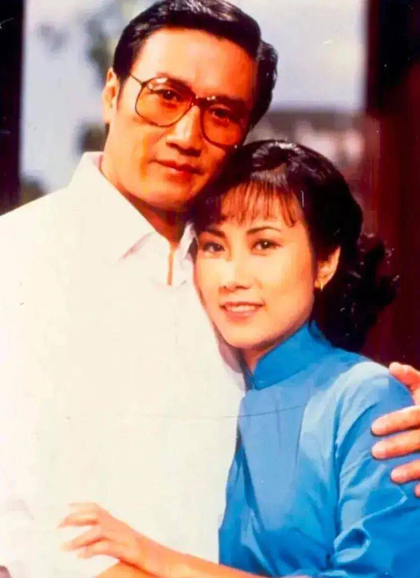 考古|89歲謝賢現(xiàn)身依舊時(shí)髦！與小49歲女友分手后開(kāi)搞事業(yè)，疑已交代后事的他太瀟灑