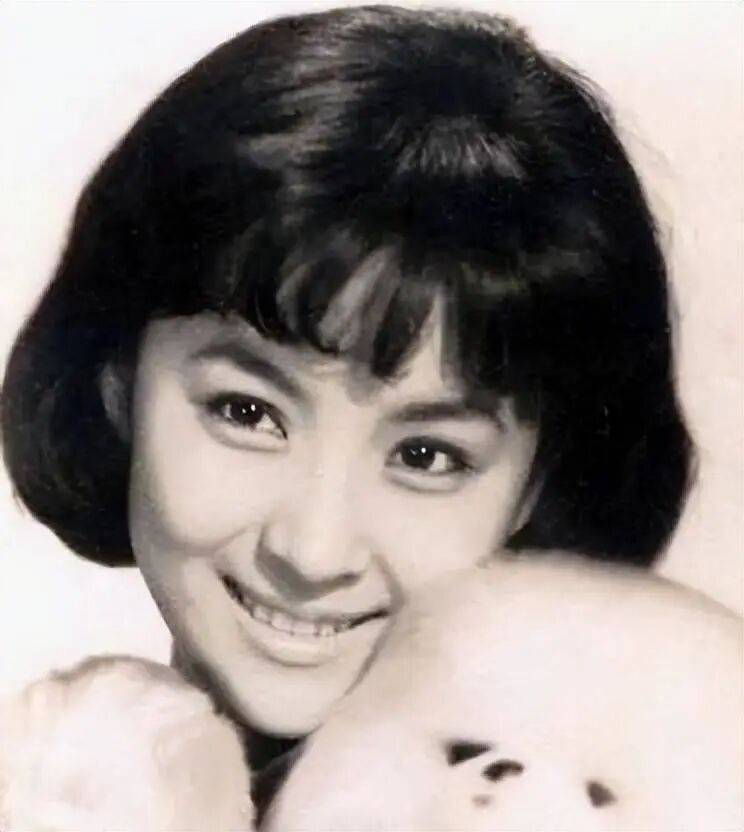 考古|89歲謝賢現(xiàn)身依舊時(shí)髦！與小49歲女友分手后開(kāi)搞事業(yè)，疑已交代后事的他太瀟灑