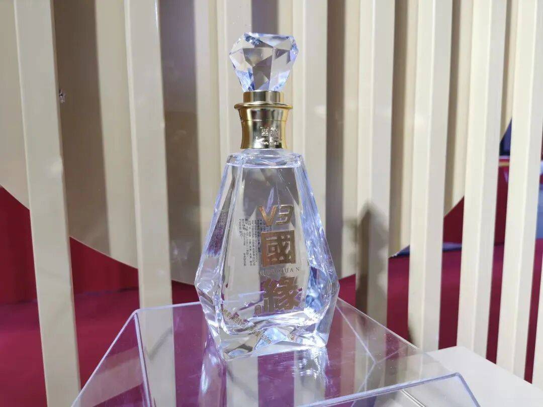 江蘇省內(nèi)全線潰?。〗袷谰墐衾碌某?></p>
<p>吳典/攝</p>
<p>數(shù)據(jù)顯示，截至6月末，江蘇省外市場為今世緣帶來營收6.28億元，同比增長4.78%。報告期內(nèi)，省外經(jīng)銷商凈增長38家，對應(yīng)653家，省內(nèi)經(jīng)銷商共646家，一共1299家。</p>
<p>管理層稱，這些經(jīng)銷商上半年利潤情況尚可，但下半年有待進(jìn)一步觀察。截至6月末，經(jīng)銷商庫存率約為20%，大約相當(dāng)于2.5個月的銷量，尚處于良性區(qū)間。</p>
<p>其預(yù)計，白酒行業(yè)的實質(zhì)性好轉(zhuǎn)可能將在2026年下半年出現(xiàn)。2025年四季度環(huán)比降幅或可改善，“盡管去年同期基數(shù)較低，同比能否持平仍難預(yù)判”。</p>
<p>需要提及的是，為迎合年輕消費者，推出低度白酒已經(jīng)成為行業(yè)趨勢，今世緣也不例外，公司未來可能會推出更低度數(shù)的白酒產(chǎn)品。</p>
<p>據(jù)管理層介紹，江蘇高溝酒廠曾于上世紀(jì)90年代嘗試推出28度高溝特曲，但彼時被認(rèn)為該度數(shù)導(dǎo)致口感過于寡淡未獲成功。公司一直在尋求能夠保證產(chǎn)品口感和質(zhì)量穩(wěn)定的降度措施，主要是口感要保證低而不淡，酒體裝瓶后要能夠越陳越好（白酒通常是不標(biāo)保質(zhì)期的）。</p>
<p>“公司40—42度為主的酒度已經(jīng)體現(xiàn)了我們在降度方面的成就，將來更低的酒度需要新的技術(shù)突破作為支撐”。</p>
<p>記者 吳典</p>
<p>文字編輯 孫婉秋</p>
<p>版面編輯 孫霄</p>
<p>—— / 好文推薦 / ——</p>
<p>這場會議將影響全球市場走向</p>
<p>國壽安?；鹎皢T工“老鼠倉