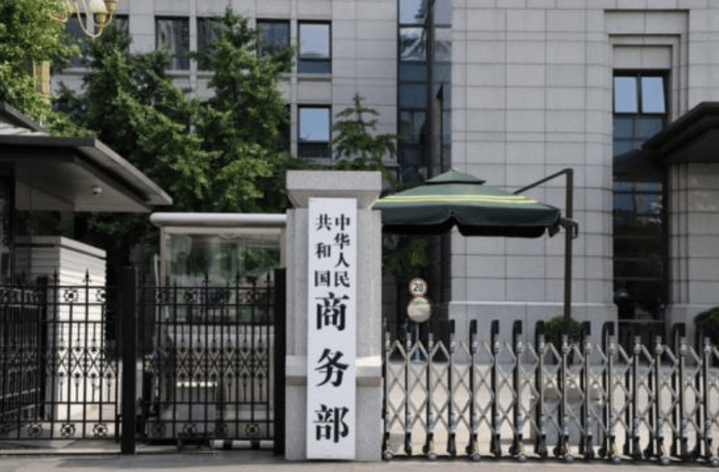 看到場(chǎng)面收不住了，荷蘭終于著急了，用一切手段阻止中企轉(zhuǎn)移業(yè)務(wù)