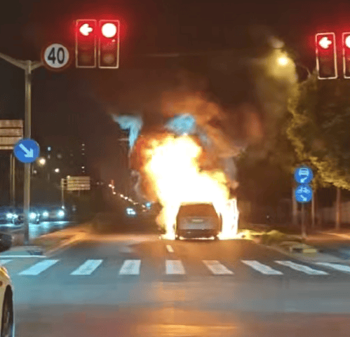 上海一理想MEGA行駛時起火燒成空架，理想回應(yīng)：車內(nèi)人員全部安全離車，會配合調(diào)查