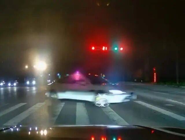 陜西西安20歲男子開無牌車在十字路口瘋漂移闖紅燈？警方：行拘10日，扣6分并罰款