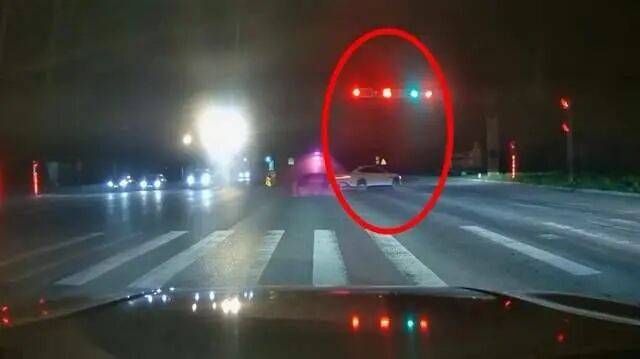 陜西西安20歲男子開無牌車在十字路口瘋漂移闖紅燈？警方：行拘10日，扣6分并罰款