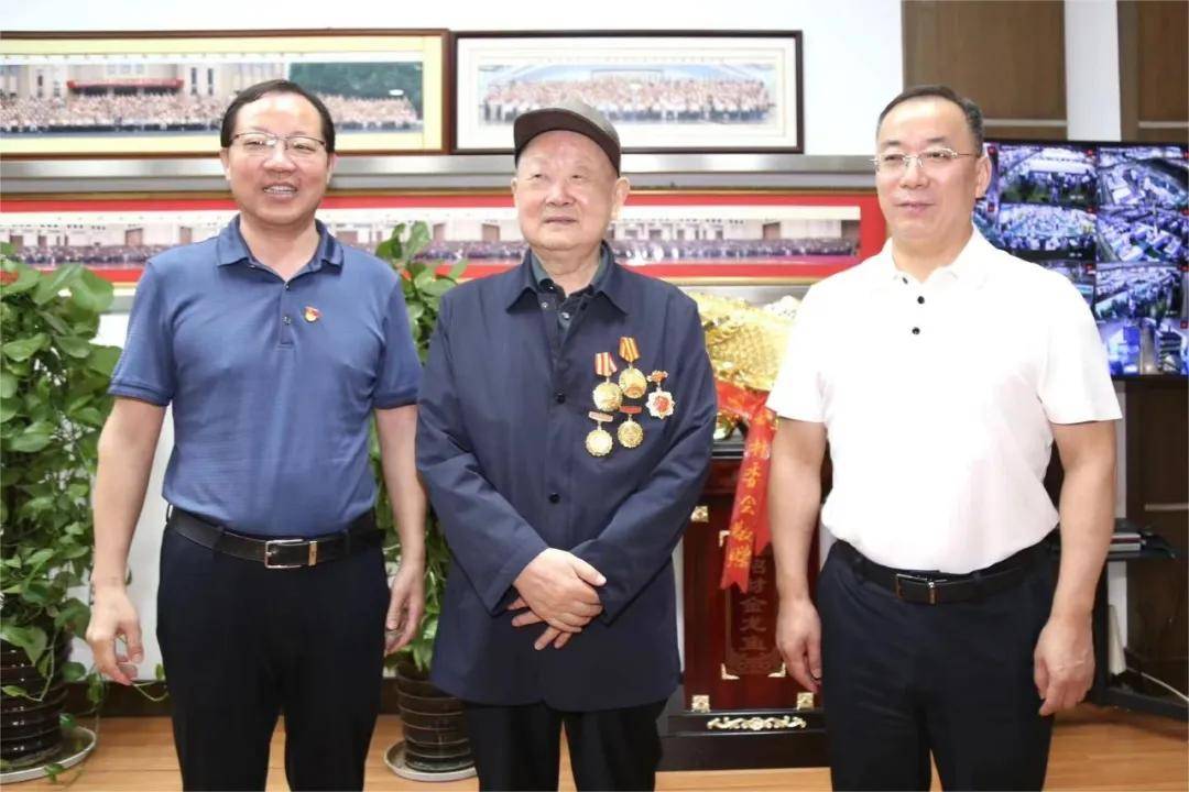 一代傳奇蘇商謝幕：鎮(zhèn)江放牛娃做出370億元市值公司；兒子早已接班，闖入特斯拉核心供應(yīng)鏈