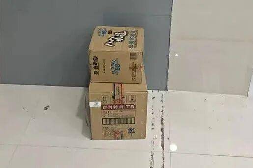 臨沂倆小伙偷摸去派出所門口放下了…