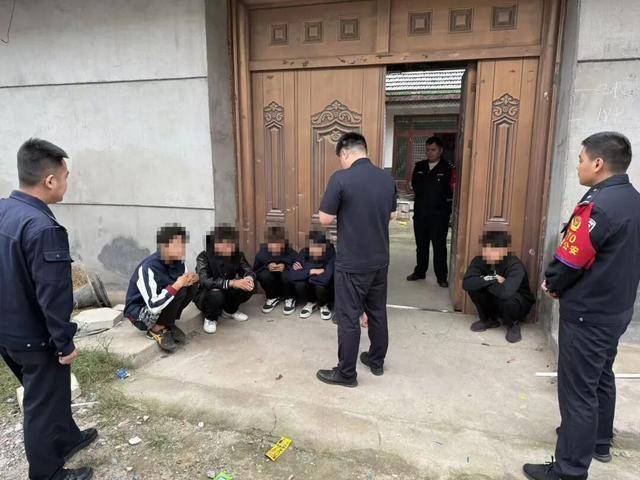 臨沂倆小伙偷摸去派出所門口放下了…