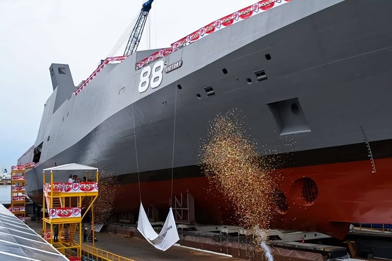 人口不足600萬(wàn)的小國(guó)，建造8000噸級(jí)大型戰(zhàn)艦，新加坡“勝利號(hào)”多用途戰(zhàn)斗艦亮相