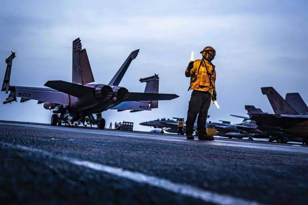 美海軍在南海連摔兩架飛機(jī)，因電磁攻擊？中國(guó)軍號(hào)發(fā)文