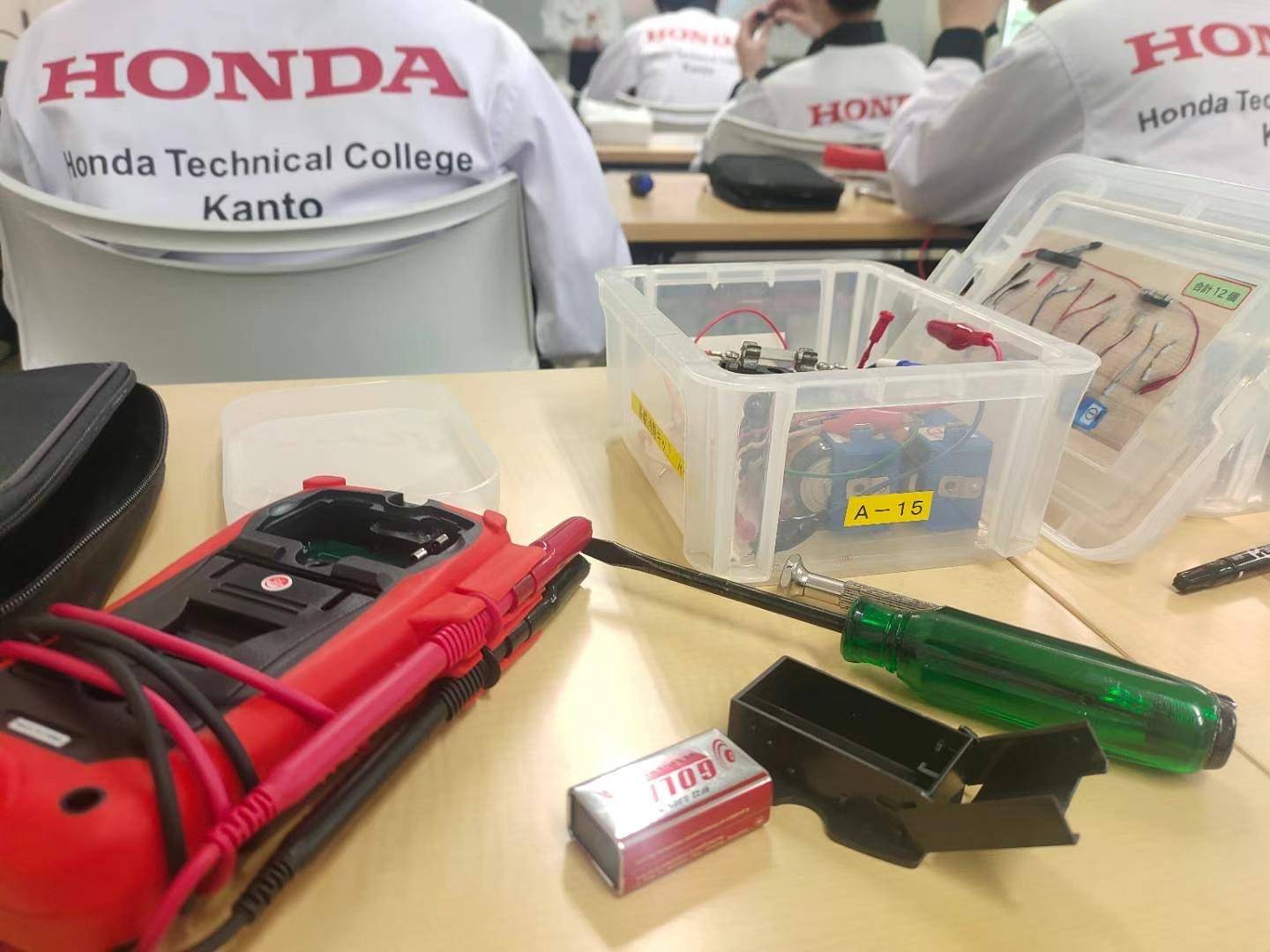 放棄考編出國學(xué)汽修 男子第一年想賺18萬