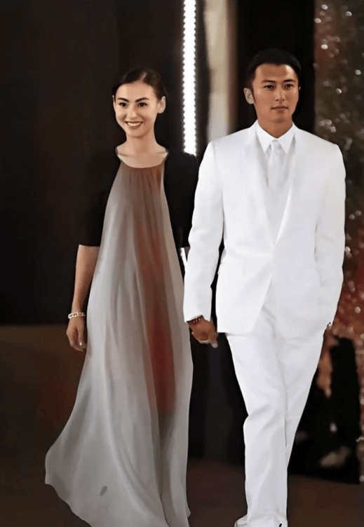 考古丨《喜劇之王》的“頂級售后”？周星馳罕見露面為張柏芝打call，瞬間點燃全場！